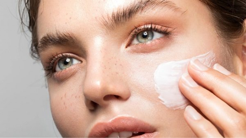 Sử dụng kem dưỡng ẩm để ngăn ngừa sự bay hơi của dưỡng chất