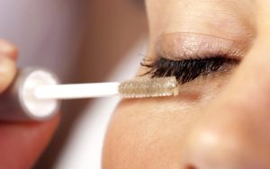 Sau khi nối mi, bạn vẫn có thể dưỡng mi bằng serum