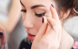 Nối mi đính đá nhìn vậy nhưng không hề gây nặng mi đâu nhé