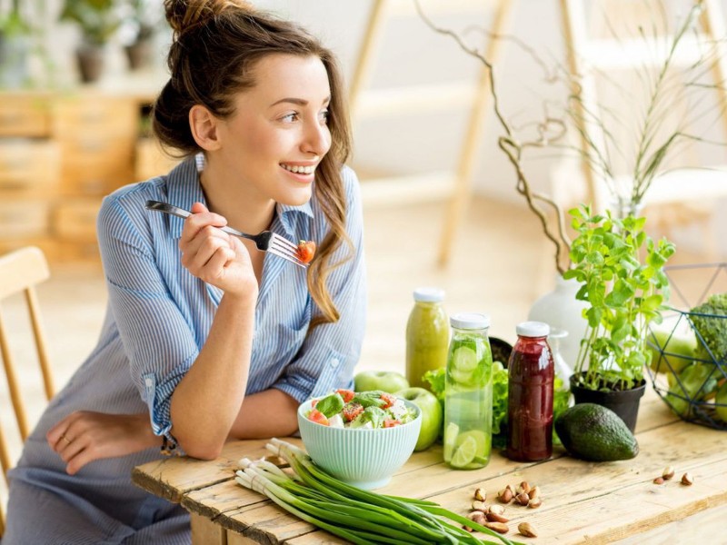Tăng cường sức đề kháng bằng cách thay đổi thói quen sinh hoạt, dinh dưỡng cũng là cách giúp hạn chế sẹo thâm hình thành