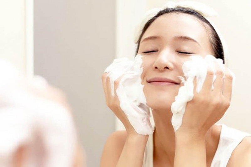 Làm sạch da bằng sữa rửa mặt dịu nhẹ, lành tính
