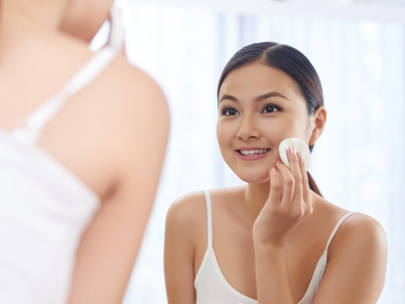 Việc chăm sóc da mỗi sáng sẽ giúp loại bỏ các thành phần có hại tích tụ trên da