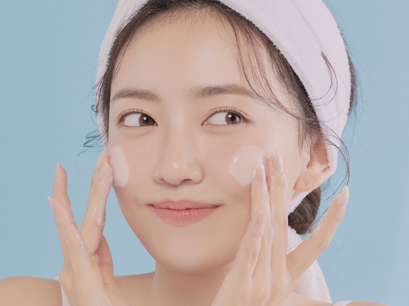 Nên kết hợp các động tác massage đúng cách, khoa học khi thực hiện skincare