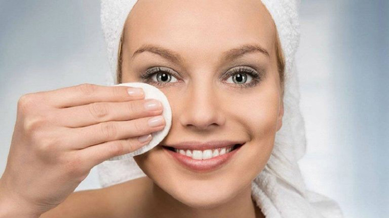Sử dụng các sản phẩm tẩy trang để loại bỏ lớp mỹ phẩm trên da