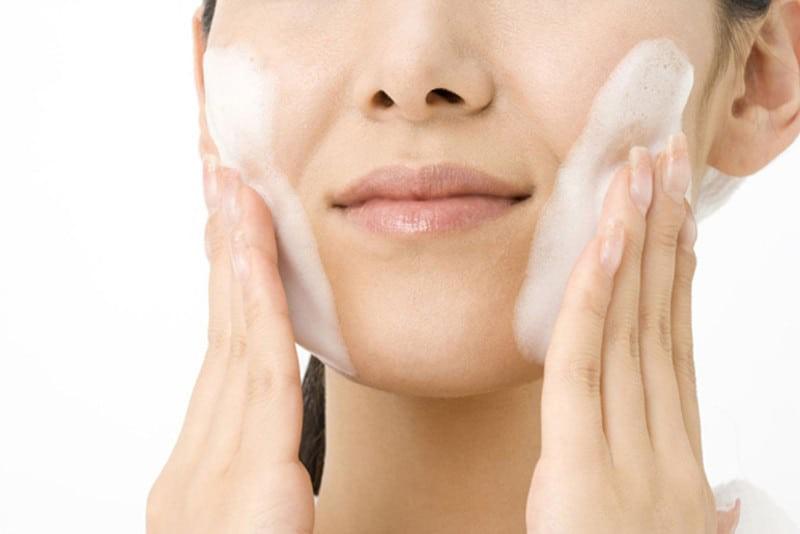 Vệ sinh da mặt bằng sữa rửa giúp da thêm sạch sẽ