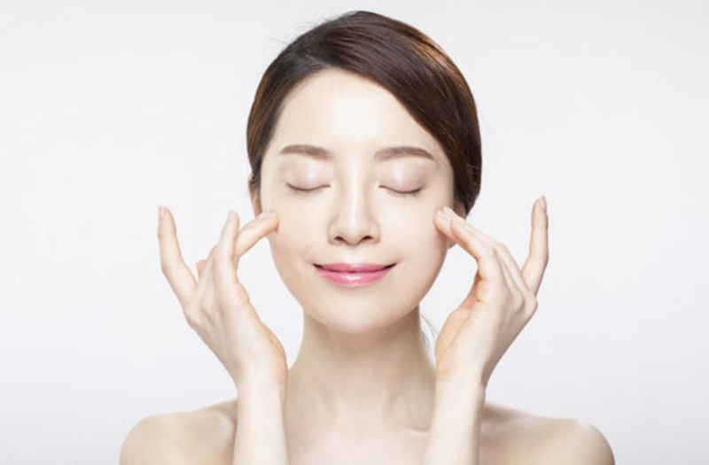 Bôi kem dưỡng ẩm khóa lại dưỡng chất trên da tăng hiệu quả làm mờ tàn nhang