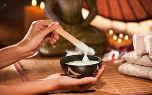 Có nên dùng kem trộn trị mụn trắng da không?