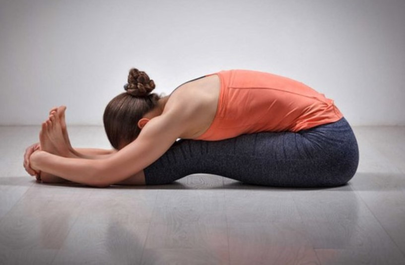 Duỗi cột sống về phía trước để căng giãn cơ thể hiệu quả