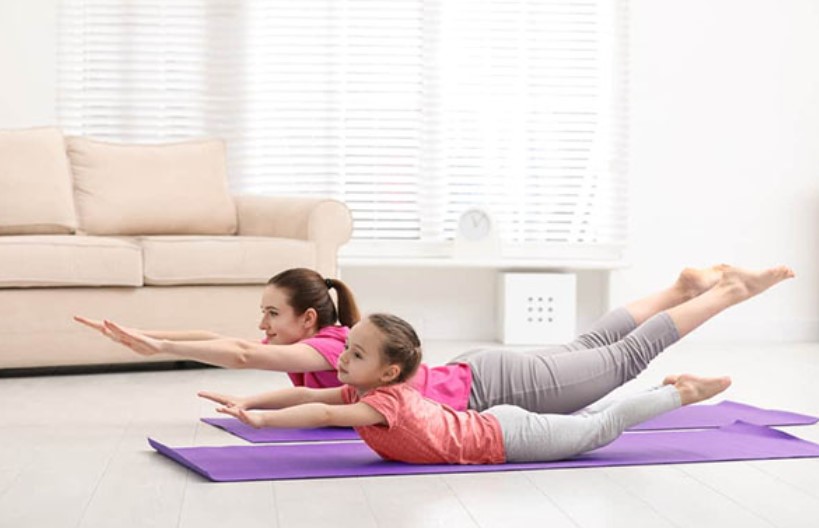 Tư thế bơi trên cạn có tác dụng kéo giãn cơ thể rất tốt cho mọi đối tượng