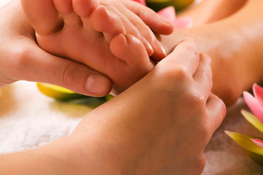Massage chân giúp máu lưu thông tốt