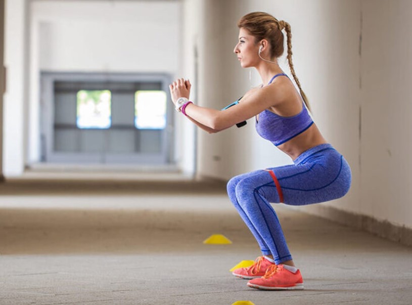 Bài tập squat giúp làm săn chắc các nhóm cơ cho phụ nữ tuổi 40