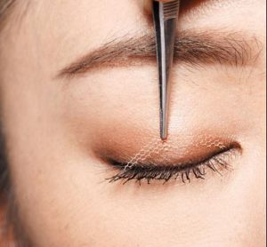 Sử dụng miếng dán mí để che đi khuyết điểm