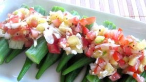 Trộn salad cà chua, đậu bắp giảm cân