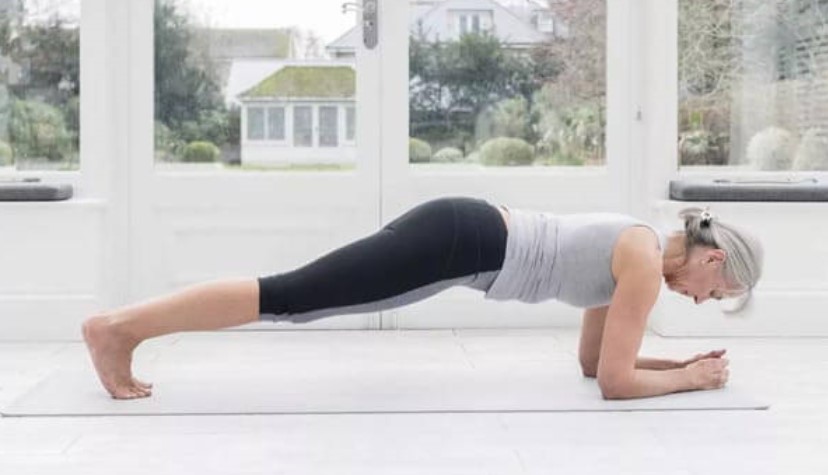 Bài tập plank cơ bản thích hợp cho người trên 50 tuổi