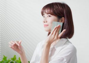 Sử dụng giấy thấm dầu để chăm sóc da dầu nhờn