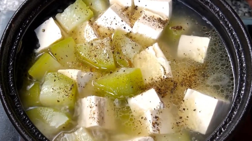 Canh bí đao đậu hũ có thể ăn cùng bữa chính hàng ngày