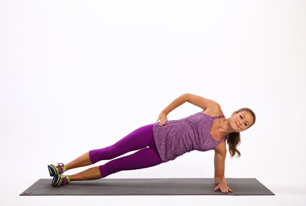 Duy trì tư thế plank nghiêng trong 30 - 60 giây hoặc lâu hơn