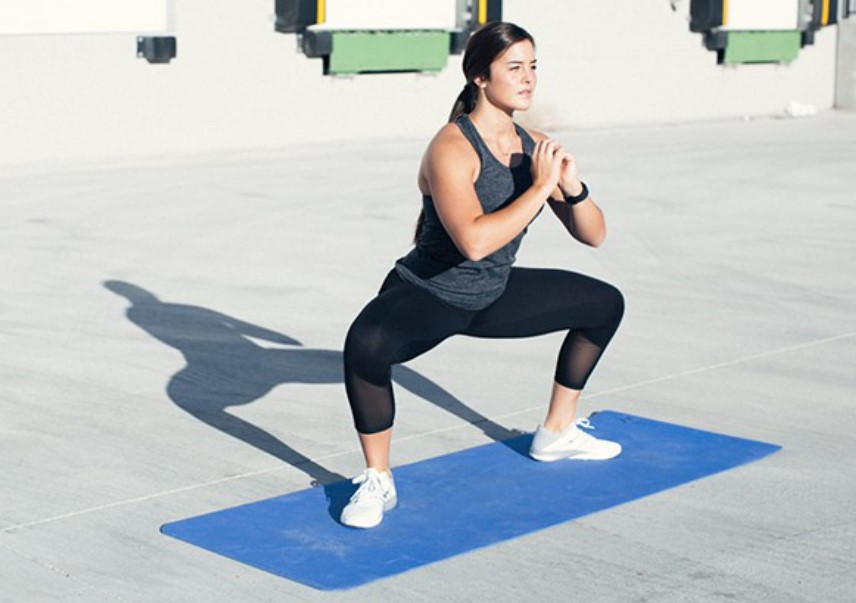 Bài tập sumo squat với hai chân mở rộng