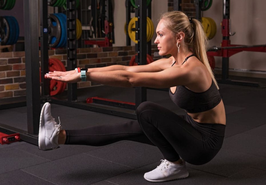 Động tác pistol squat thực hiện với 1 chân