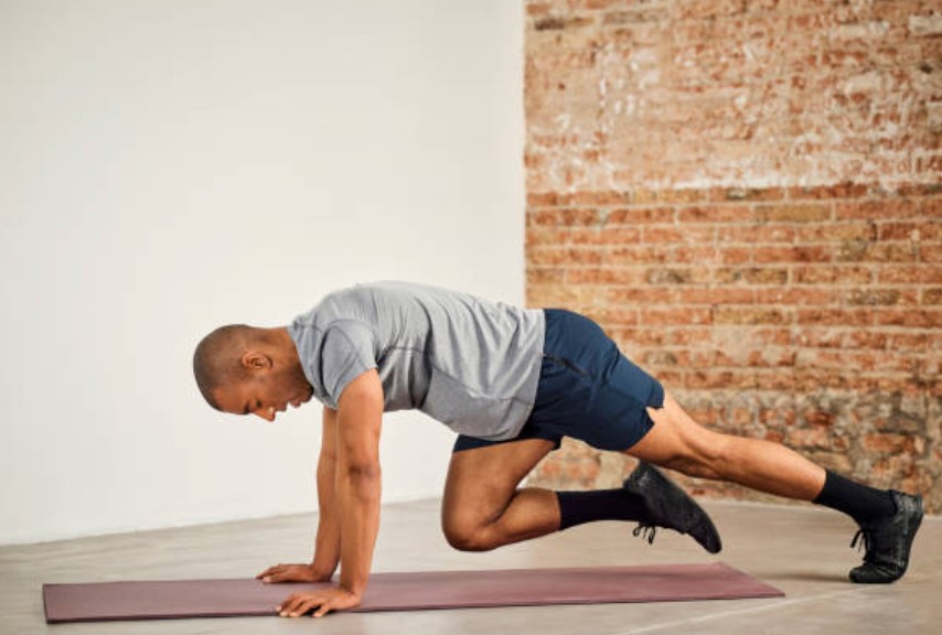 Bài tập mountain climbers mô phỏng động tác leo núi nhanh