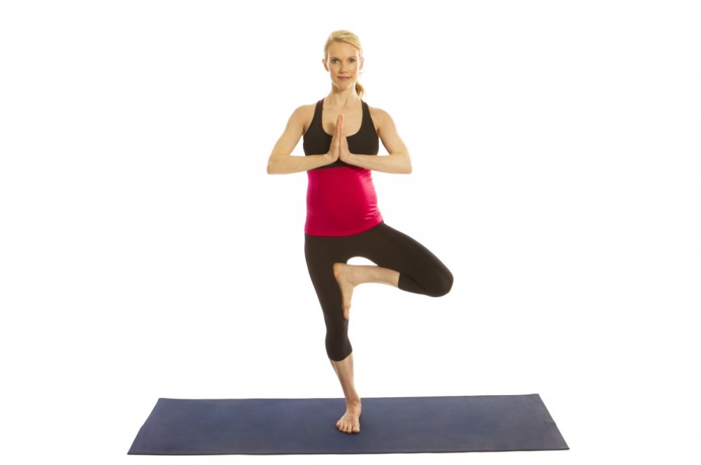 Thực hiện tư thế yoga cái cây