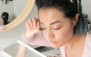 Dùng keo dán mi quá nhiều sẽ dẫn đến các ảnh hưởng không tốt