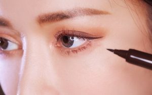 Kẻ một đường eyeliner thật tự nhiên