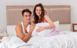Bạn nên hạn chế quan hệ vợ chồng trong thời gian đầu sau khi cắt mí