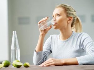 Cung cấp đủ nước cho cơ thể cũng giúp mí mắt nhanh hồi phục hơn