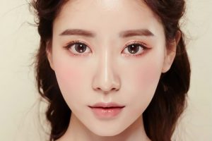 Nên nghỉ ngơi tối thiểu 1 tuần sau khi cắt mí để mắt được ổn định tạm thời