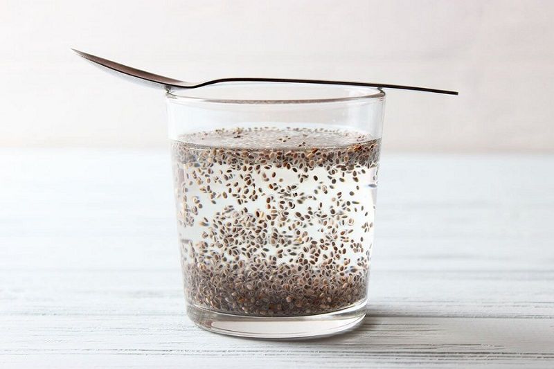 Nếu muốn nhanh, bạn nên pha hạt chia với nước nóng
