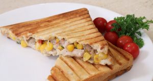 Bánh mì sandwich kẹp gà ngô là món ăn giảm cân được yêu thích