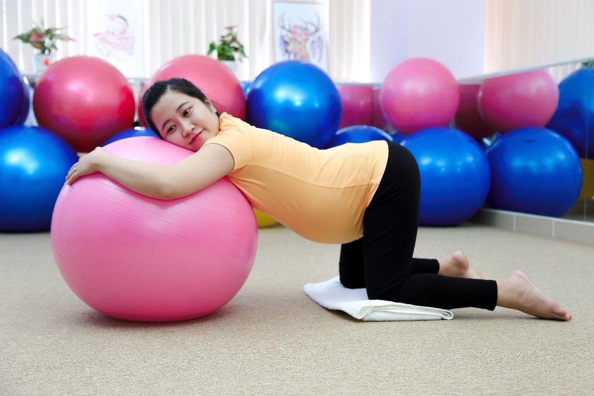 Lựa chọn bóng tập có kích thước phù hợp với mẹ bầu