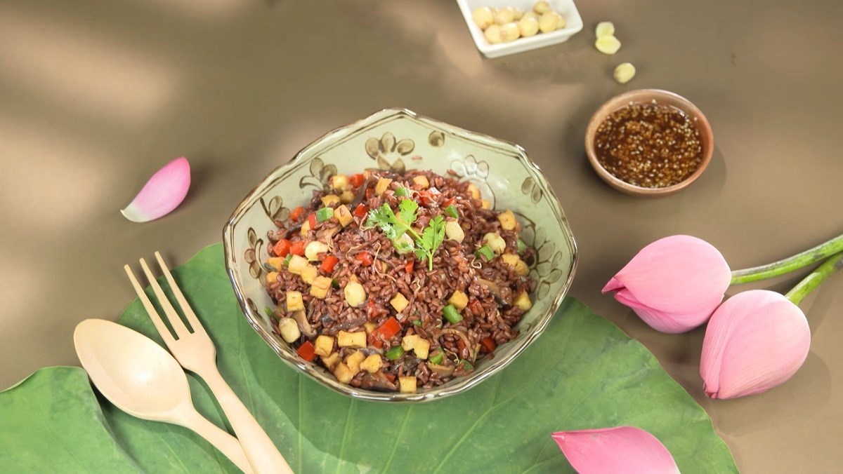 Cơm gạo lứt là món ăn đơn giản, dễ nấu và tiết kiệm thời gian.