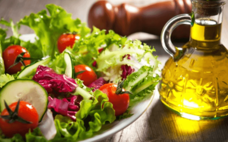 Trộn giấm táo và salad để có bữa ăn đầy dinh dưỡng