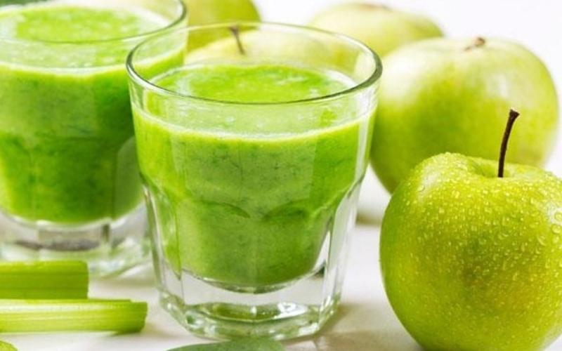 Nước ép rau mùi kết hợp với trái cây dễ uống