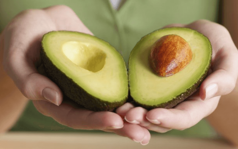 Bơ giúp cảm thấy no lâu nhờ có hàm lượng chất xơ và chất béo cao