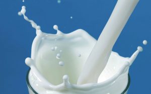 Nhiều chị em dùng sữa tươi để dưỡng lông mi dài