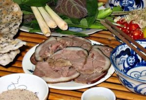 Ăn thịt chó sau khi cắt mí sẽ gây ra sẹo và tình trạng kích ứng, khó chịu