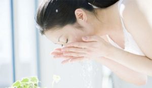 Nên kiêng nước 5-10 ngày sau cắt mí