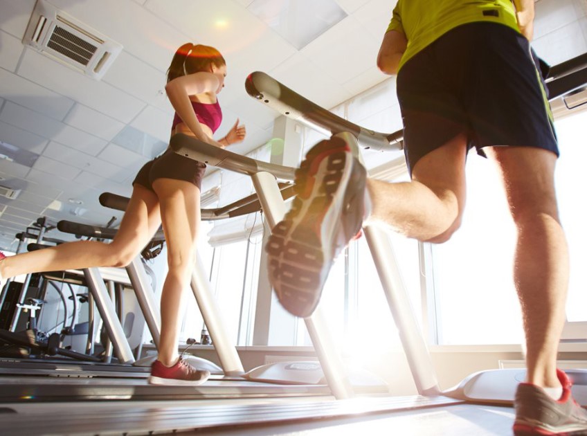 Tăng dần tốc độ từ chạy chậm tới chạy bộ giảm mỡ cường độ cao