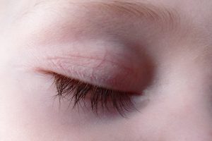 Lông mi dài và cong sẽ giúp bé có đôi mắt xinh đẹp hơn