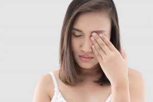 Nhức mắt không rõ lý do là triệu chứng của lông mi mọc ngược