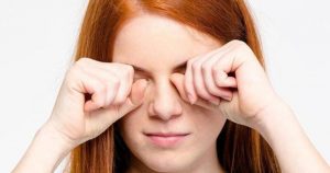 Dụi mắt là hành động bạn tuyệt đối không nên làm khi bị lẹo mắt