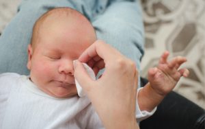 Dùng tăm bông, bông cotton hoặc khăn mềm để loại bỏ lông mi trong mắt