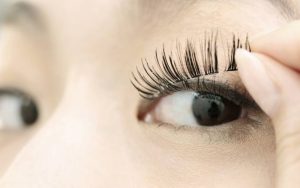 Nhẹ nhàng dán mi giả và mi thật