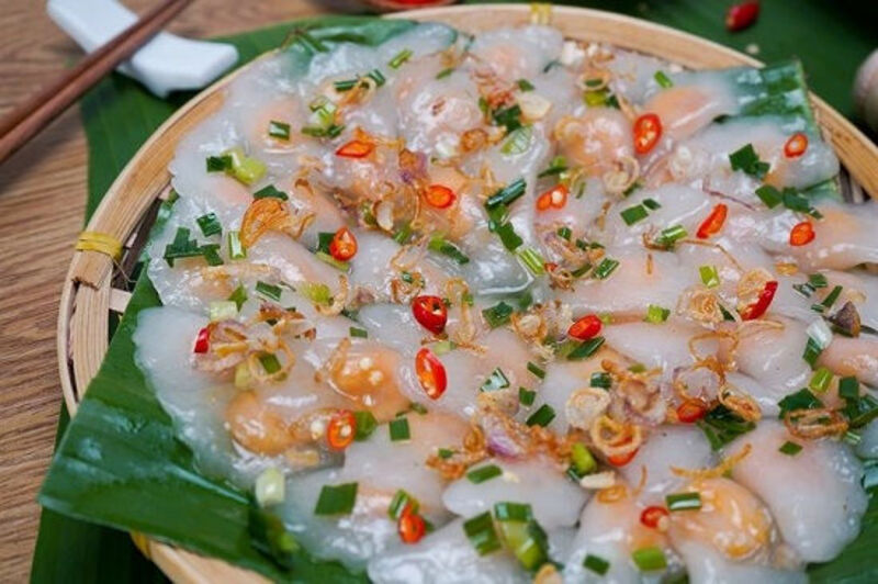 Bánh bột lọc là món ăn nổi tiếng được làm từ bột năng