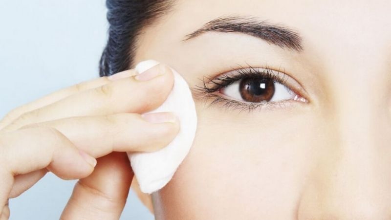 Vệ sinh mí mắt đúng cách bằng cách dùng bông tẩy trang để làm sạch