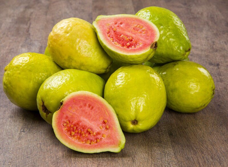 Ổi có chứa hàm lượng vitamin C cao, tránh gây sẹo nếp mí