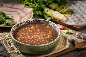 Bạn không nên ăn mắm nêm vì loại mắm này không tốt cho sự phục hồi của mí mắt